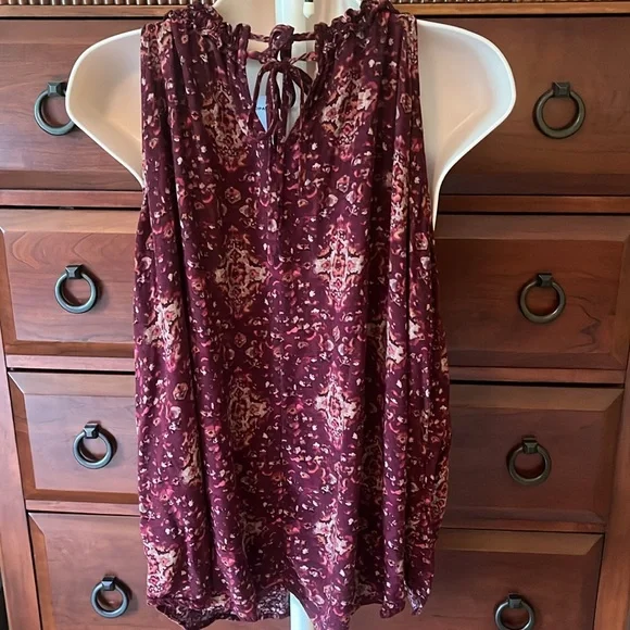 Burgundy Patterned Sleeveless Top - Picture 2 of 5